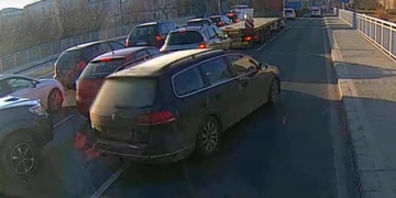 Neznámý řidič ohrozil autobus, bohužel během toho došlo ke zranění cestujícího