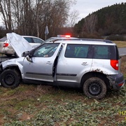 Auto skončilo v poli, řidič v nemocnici