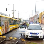 Tříletého cestovatele tramvaj nebavila