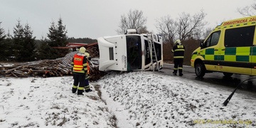 Kamion objížděl nehodu a havaroval