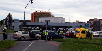 Všechny záchranné složky vyrazily k nehodě na Plaskou, kde bylo ve voze i miminko