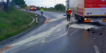 Hasiči řeší dva rozsáhlé úniky nafty z nabouraných kamionů