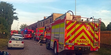 Zatím neznámá žena zapálila budovu