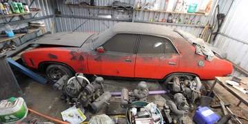 Šílenec řádil v autodílně, kradl i demoloval