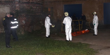 Dva mrtví, černý obchod se zbraněmi i bar zapálený žhářem