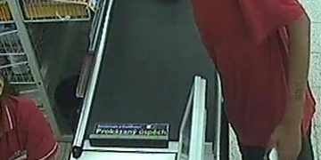 Platili kradenými kartami - poznáte je?