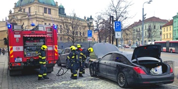 Požár osobního vozu v centru Plzně
