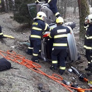 V převráceném voze zůstal zaklíněný patnáctiletý chlapec