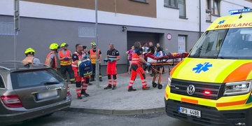 Žena svého muže přirazila autem ke zdi domu a vážně ho zranila