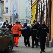 Těšil se na sex s vnadnou dívkou, jenže místo ní dorazili dva rampálové s noži a souložit vůbec nechtěli