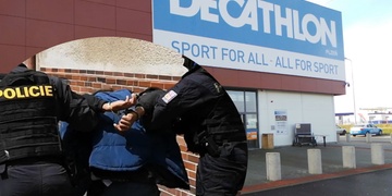 Nebezpeční recidivisté "dojeli" na kolech z Decathlonu
