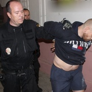 Opilý polský rváč útočil a havárie policejního vozu