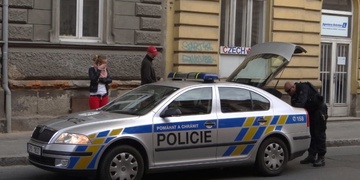Čtyři muži a jedna žena napadli a těžce zranili mladého muže
