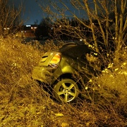 Náraz vozu doslova vyrazil auto z Rondelu