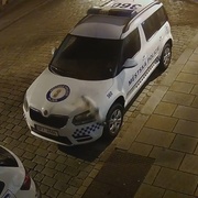 Malý parašutista poškodil policejní auto