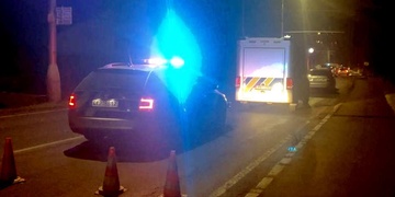 Řidička přejela muže ležícího na silnici, ten na místě zemřel