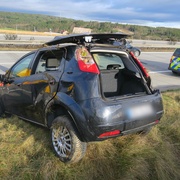 Auto vyletělo z dálnice D5 a převrátilo se přes střechu
