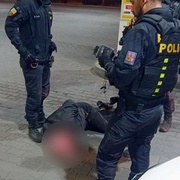 Opilcův "blbej den" - budili ho na záchodě a ještě s ním "vytřeli podlahu"