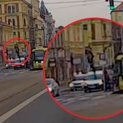 Video z dnešní nehody - co se může stát, když se dobíhá tramvaj?