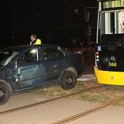 Další nehoda v kolejišti - tramvaj tlačila auto sedm metrů