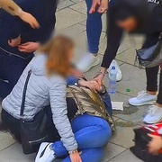Žena zkolabovala přímo na chodníku