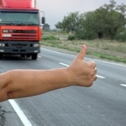 Pozor na stopaře, ženě zmizel i očkovák na králíka