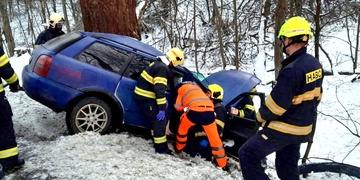 Vůz zůstal po nárazu do stromu viset nad strží a mladý řidič utrpěl mnohačetná zranění