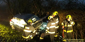 Muž nezvládl řízení a narazil do velkého kamene