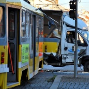 Tramvaj v Solní zdemolovala náklaďák