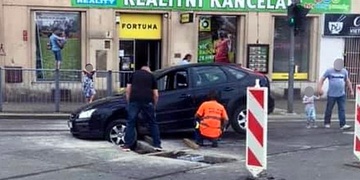 Předjížděl zákazem - skončil v díře