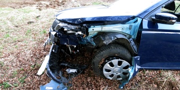 Po nárazu do stromu se s vozem převrátil přes střechu