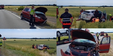 Po střetu vozidel skončilo jedno z nich v poli