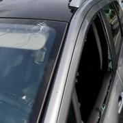 Řidič chovající se jako psychopat se ženě vyřádil na autě i telefonu