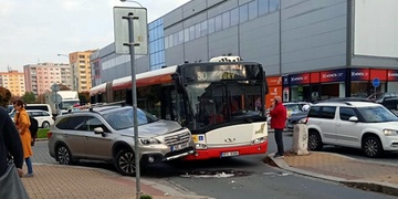 Střet osobního vozu s autobusem