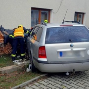 Auto projelo plotem a narazilo do domu