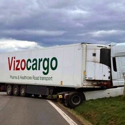 Řidič kamionu otáčení soupravy nezvládl
