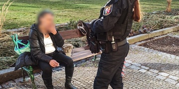 Místo vězeňských tepláků si raději zvolila slunění se v parku