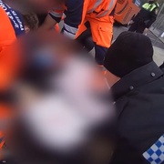 Ženu přejetou autobusem jako první ošetřovali strážníci