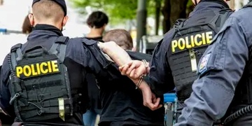 Nejprve zbil muže na nádraží, u soudu pak zaútočil i na soudkyni