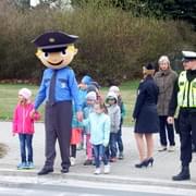 Školáčky učil přecházet nový maskot krajského ředitelství Policie
