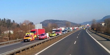 Smrtelná nehoda uzavřela D5 z Prahy na Plzeň