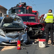 Střet osobních vozů částečně uzavřel most Milénia