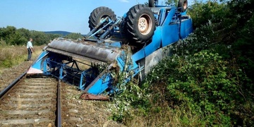 Kombajn se převrátil na koleje a zablokoval vlakovou dopravu