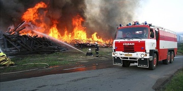 V Černošíně došlo k rozsáhlému požáru skládky