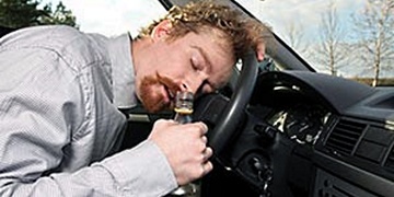 Opilý muž usnul za volantem