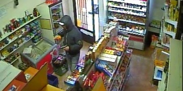 Loupež se zbraní na Křimické, nepoznáte pachatele právě vy?