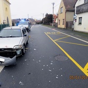 Naboural zaparkovaná auta a ujel