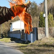 Útok zápalnou lahví na dům, kde se nacházela rodina s dítětem