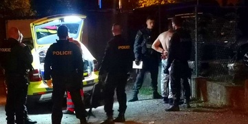 Agresoři vykopli dveře, muže vyvlekli na ulici a zbili