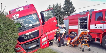 Řidič náklaďáku za jízdy zkolaboval